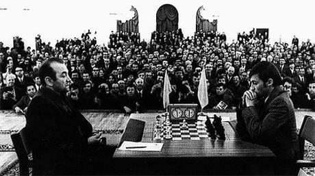 Kortchnoi contre Karpov lors de la finale des candidats au championnat du monde d'échecs en 1974