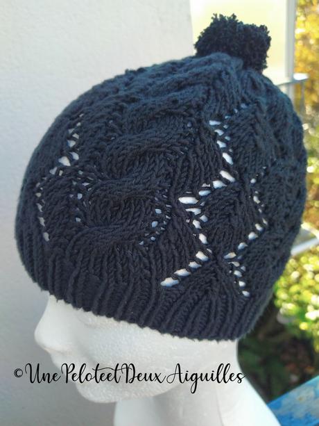 Explications pour tricoter un bonnet à feuilles ajourées et torsades pour enfant (Taille 2 à 5 ans)