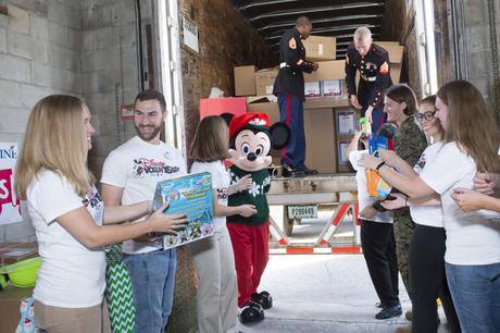 Les œuvres humanitaires se poursuivent entre Disney et Toys For Tots