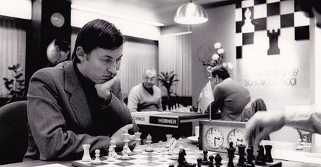 Grand maître international depuis 1970, Anatoli Karpov a été champion du monde d'échecs de 1975 à 1985 et de 1993 à 1999