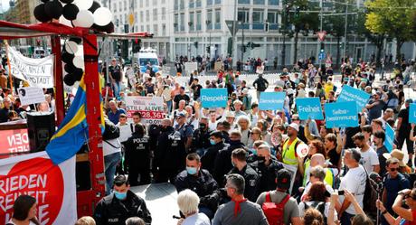 Les forces de l’ordre allemandes dispersent un rassemblement d’«anti-masques» à Berlin