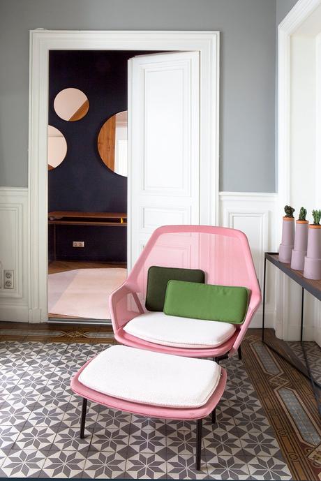hotel particulier à Paris anti-chambre coin salon fauteuil repose-pied design rose bonbon moderne