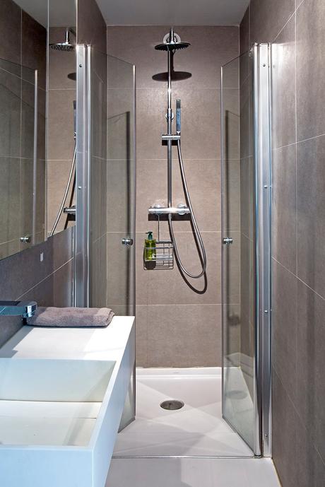 mini salle de bain étroite gris blanche - blog décoration - clem around the corner