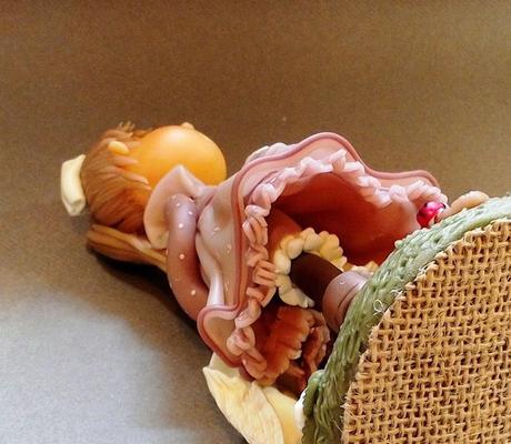 Fillette d'autrefois et son ourson en porcelaine froide