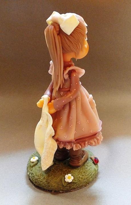 Fillette d'autrefois et son ourson en porcelaine froide