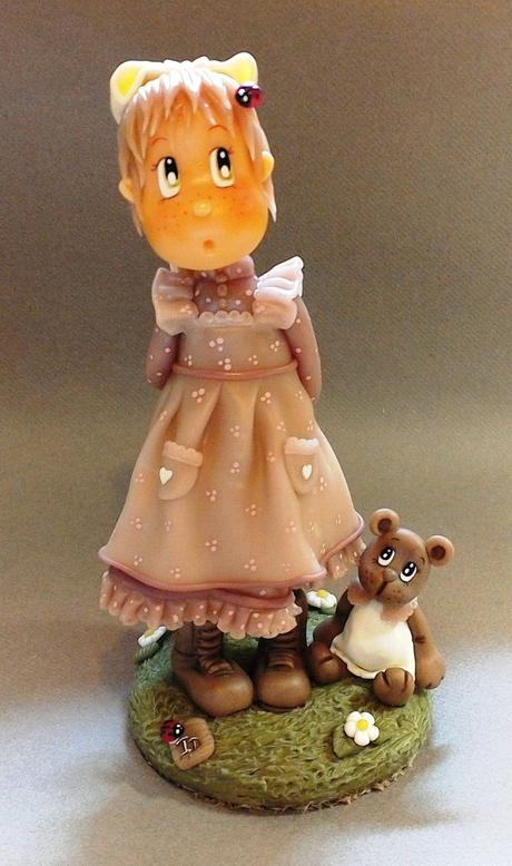 Fillette d'autrefois et son ourson en porcelaine froide