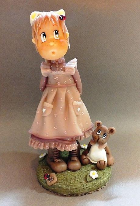 Fillette d'autrefois et son ourson en porcelaine froide