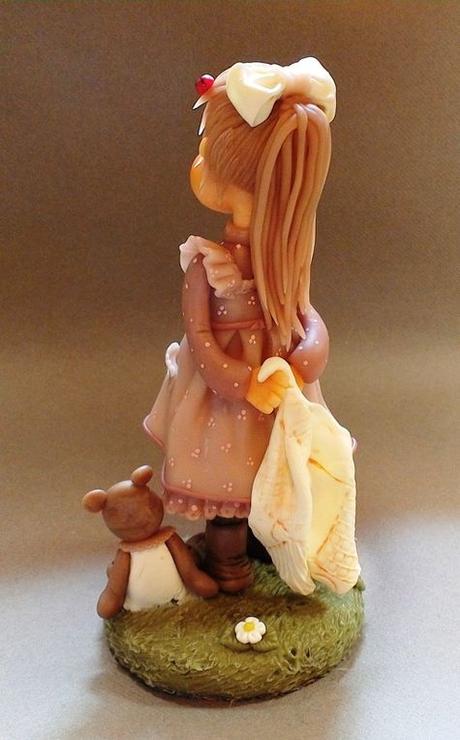 Fillette d'autrefois et son ourson en porcelaine froide