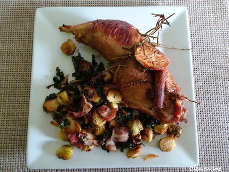 Thanksgiving : Cuisse de dinde marinée accompagnée de choux de Bruxelles, chou kale et bacon
