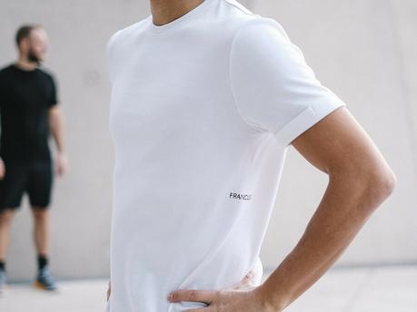 T-shirt de sport FRANCUS aux codes lifestyle avec ses manches retroussées, son logo brodé, sa coupe droite et décontractée