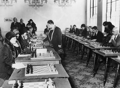 Vera Menchik affronte 20 adversaires simultanément à l'Empire Social Chess Club de Londres en 1931 (Bettmann Archive) Vera Menchik affronte 20 adversaires simultanément à l'Empire Social Chess Club de Londres en 1931. (Bettmann Archive)