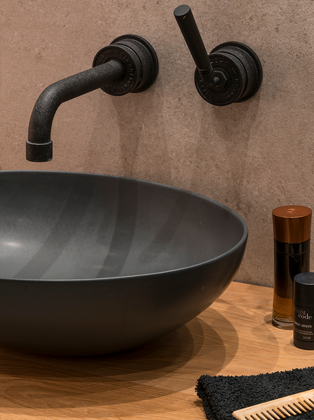 vasque noire robinet vintage mat design maison à Barcelone