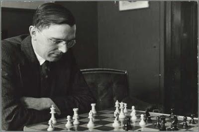 « La stratégie requiert de la réflexion, la tactique requiert de l'observation. » selon Max Euwe (1901-1981) 
