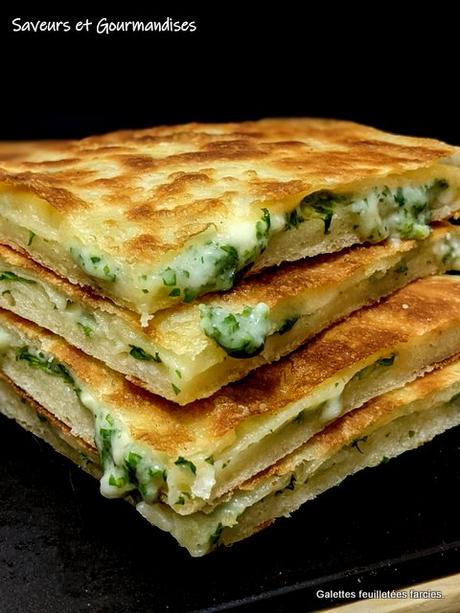 Galette feuilletée farcie fromage et herbes.