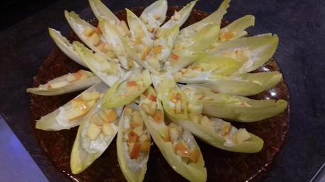 Apéritif: feuilles d'endives, crème au bleu d'Auvergne et zestes de citron et pomme Apéritif: feuilles d'endives, crème au bleu d'Auvergne et zestes de citron et pomme