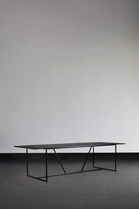 ATELIER - Table de 2 cm d’épaisseur, pieds en métal peint, Profil des pieds 2x2 cm, 2200€