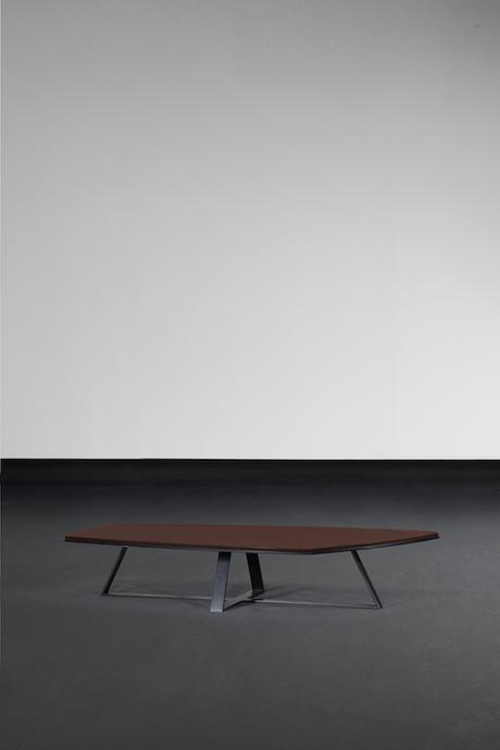 DANDY - Table basse, 1+2 cm d’épaisseur, base en métal peint, 2400€