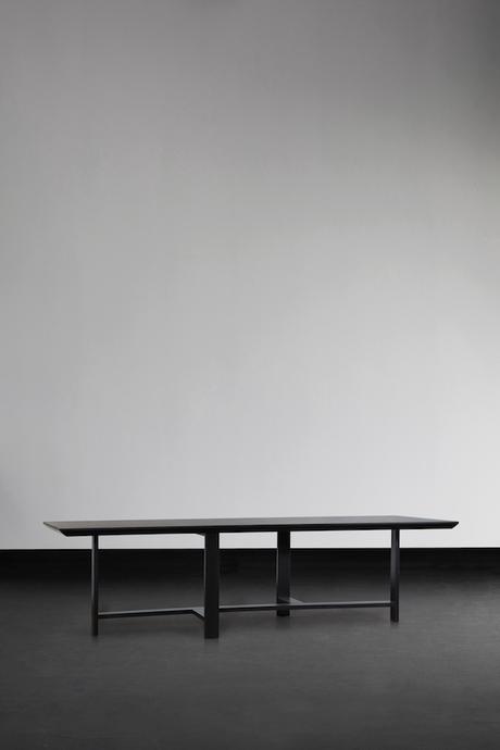 TRAVEL - Table d’une épaisseur de 8 cm, pieds en bois, 2300€