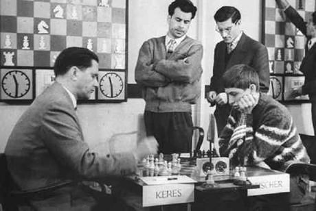 Paul Kérès, un champion d'échecs estonien, face à Bobby Fischer en 1959