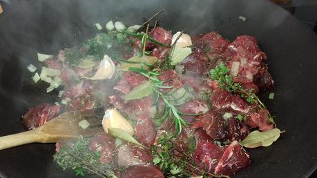 Spezzatino di manzo: ragoût italien de boeuf mijoté à la tomates et au vin blanc