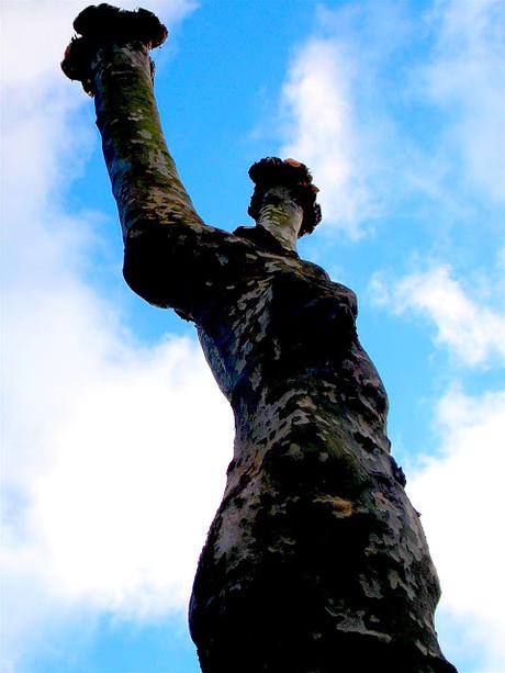 le vrai est un moment du faux