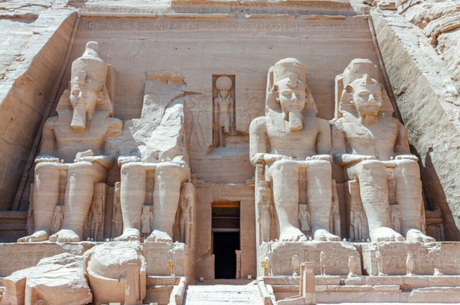 quatre statures égyptiennes en pierre à l'entrée d'un temple