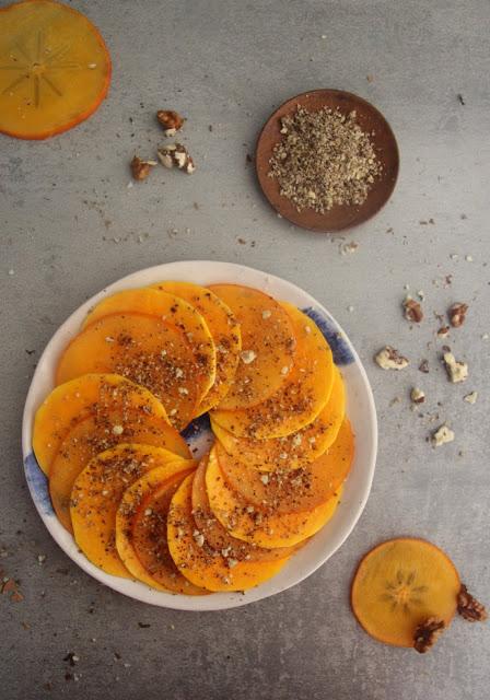 Cuillère et saladier : Carpaccio de butternut et kaki, dukkah de noix au sumac