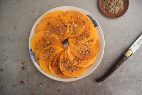 Cuillère et saladier : Carpaccio de butternut et kaki, dukkah de noix au sumac