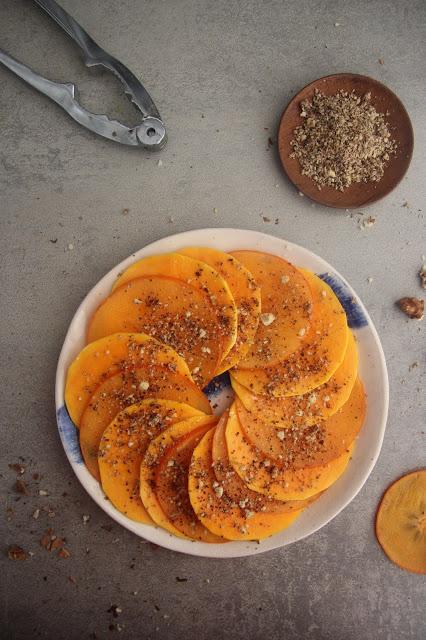 Cuillère et saladier : Carpaccio de butternut et kaki, dukkah de noix au sumac