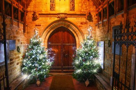 Année 2020 - Sapins illuminés à l'entrée de l'église de Burwash (Angleterre) © French Moments