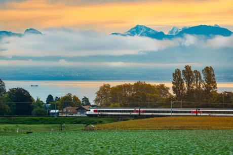 Train au bord du Léman en Suisse © French Moments