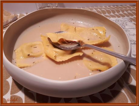 Ravioli aux Girolles, aux Truffes de Toscanes et soupe de mousserons séchés à la crème 