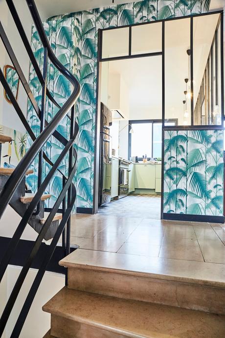 maison paris déco style années 30 verrière papier-peint jungle feuille palmier