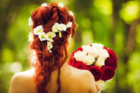 5 points à considérer pour porter une couronne de fleurs de mariage