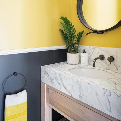 salle de bain grise jaune pantone Ultimate Gray illuminating