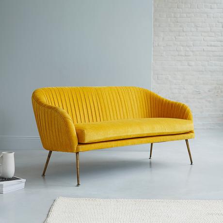 Pantone couleur de l'année 2021 canapé jaune salon gris - blog déco clemaroundthecorner