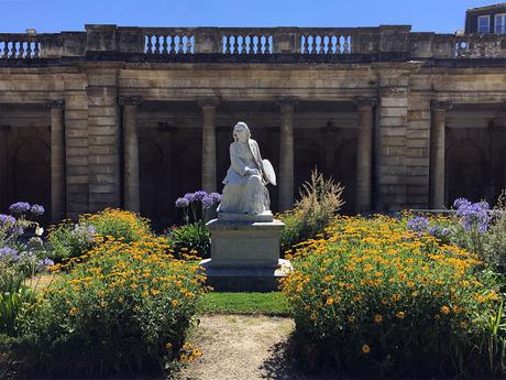 Rosa BonheurElle s’élève sur un parterre de fleurs. Elle ... Rosa BonheurElle s’élève sur un parterre de fleurs. Elle ...