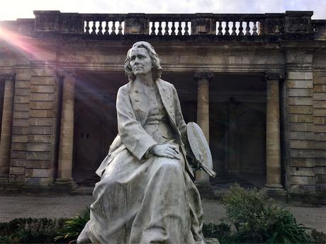 Rosa BonheurElle s’élève sur un parterre de fleurs. Elle ... Rosa BonheurElle s’élève sur un parterre de fleurs. Elle ...