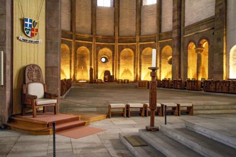 Le chœur et la cathedra de l'évêque de Spire (à gauche) © Gerd Eichmann - licence [CC BY-SA 4.0] from Wikimedia Commons