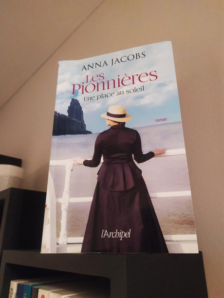 Les pionnières tome 1 – Une place au soleil d’Anna Jacobs aux éditions de L’Archipel