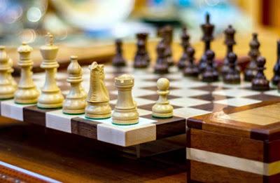 Les jeux d'échecs en bois ont vu leur popularité augmenter suite à la série Le Jeu de la dame (The Queen's Gambit en anglais)