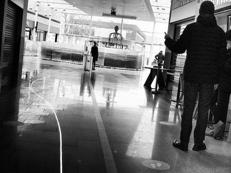 et j'avance dans l'ignorance de ce que je ne peux pas savoir et j'avance dans l'ignorance de ce que je ne peux pas savoir