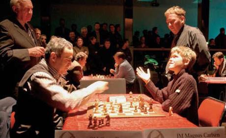 L'ex-champion du monde d'échecs Garry Kasparov face au futur champion du monde, Magnus Carlsen en 2005