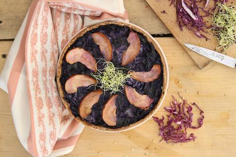 Cuillère et saladier : Tarte au chou rouge, tofu fumé et poire (vegan) Tarte au chou rouge, tofu fumé et poire (vegan)