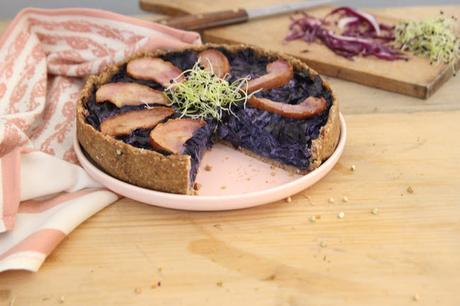 Cuillère et saladier : Tarte au chou rouge, tofu fumé et poire (vegan)