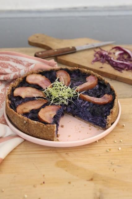 Cuillère et saladier : Tarte au chou rouge, tofu fumé et poire (vegan)