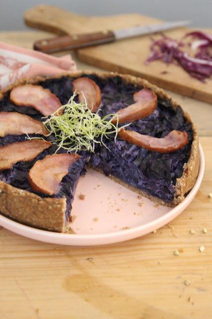 Cuillère et saladier : Tarte au chou rouge, tofu fumé et poire (vegan)