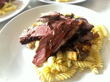 Magret de canard sauce aux épices et coings, en cuisson lente et petits légumes au sésame Magret de canard sauce aux épices et coings, en cuisson lente et petits légumes au sésame
