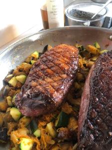 Magret de canard sauce aux épices et coings, en cuisson lente et petits légumes au sésame