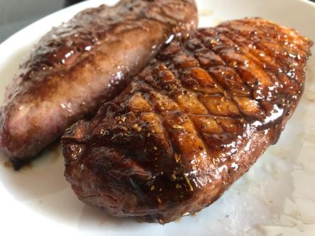 Magret de canard sauce aux épices et coings, en cuisson lente et petits légumes au sésame Magret de canard sauce aux épices et coings, en cuisson lente et petits légumes au sésame
